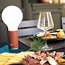 Fermob Aplô Lampe rechargeable LED cerise noire - produit en situation