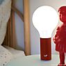 Fermob Aplô Lampe rechargeable LED ocre rouge - produit en situation