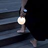 Fermob Aplô, lámpara recargable LED cerezo negro - ejemplo de uso previsto
