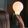 Fermob Aplô, lámpara recargable LED con soporte mural antracita