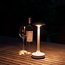 Flos Bon Jour Unplugged, lámpara recargable LED cuerpo cromo brillo/corona rota - ejemplo de uso previsto