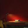 Flos Oblique Lampada da tavolo LED con stazione di ricarica QI antracite - 3.000 K - immagine di applicazione