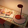 Flos Oblique Lampada da tavolo LED con stazione di ricarica QI marrone - 3.000 K - immagine di applicazione