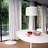 Foscarini Twiggy Lampadaire arc LED rouge cramoisi - produit en situation