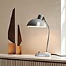 Fritz Hansen KAISER idell™ 6556-T, lámpara de sobremesa gris claro - ejemplo de uso previsto