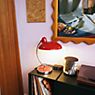 Fritz Hansen KAISER idell™ 6631-T, lámpara de sobremesa rojo rubí - ejemplo de uso previsto