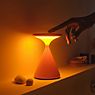 Grau Salt Lampe rechargeable LED orange - produit en situation