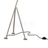 Gubi Gräshoppa Floor Lamp warm grey - Despite its reduced weight, the Gräshoppa can be safely positioned thanks to its tripod.