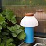 HAY PC Lampe rechargeable pied bleu/abat-jour blanc - produit en situation