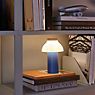 HAY PC Lampe rechargeable pied bleu/abat-jour blanc - produit en situation