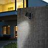 Helestra Part Lampada da parete LED con sensore di movimento grafite , articolo di fine serie - immagine di applicazione