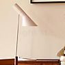 Louis Poulsen AJ Mini, lámpara de sobremesa acero inoxidable - ejemplo de uso previsto