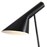 Louis Poulsen AJ Vloerlamp zand - De asymmetrisch vormgegeven kap van de Louis Poulsen AJ F is een handelsmerk van deze staande lampen van Arne Jacobsen.
