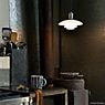 Louis Poulsen PH 2/1, lámpara de suspensión cromo negro - ejemplo de uso previsto