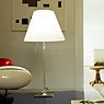Luceplan Costanza Lampe de table abat-jour rouge groseille/châssis noir - télescope - avec variateur - produit en situation