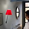 Luceplan Costanzina, lámpara de pared negro/rojo grosella - ejemplo de uso previsto