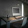 Lumina Daphine Tavolo LED soft-touch nero - 2.700 K - immagine di applicazione