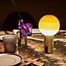 Marset Dipping Light Lampada ricaricabile LED ambrato/ottone - immagine di applicazione