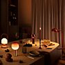 Marset Dipping Light Lampe de table LED rose/laiton - 12,5 cm - produit en situation