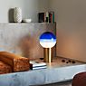 Marset Dipping Light, lámpara de sobremesa LED azul/latón - 12,5 cm - ejemplo de uso previsto