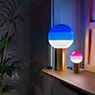 Marset Dipping Light, lámpara de sobremesa LED azul/latón - 12,5 cm - ejemplo de uso previsto