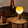 Marset Dipping Light, lámpara recargable LED ámbar/latón - ejemplo de uso previsto