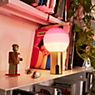 Marset Dipping Light, lámpara recargable LED rosa/latón - ejemplo de uso previsto