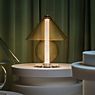 Marset Fragile Lampe de table LED ambre - produit en situation