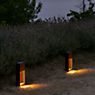 Marset Lab, luz de pedestal LED gris grafito/madera de iroko oscuro - ejemplo de uso previsto