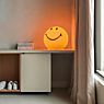 Mr. Maria Smiley® XL lampe de table et de sol LED jaune - produit en situation