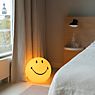 Mr. Maria Smiley® XL lampe de table et de sol LED jaune - produit en situation