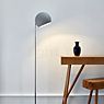 Nyta Tilt S, lámpara de pie esfera - negro/pie acero - 20 cm , artículo en fin de serie - ejemplo de uso previsto