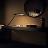 Occhio Taglio Tavolo Fix Lampe de table LED tête argenté mat/corps noir mat - Occhio Air - produit en situation