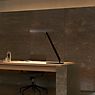 Occhio Taglio Tavolo Lampe de table LED tête argenté mat/corps noir mat - Occhio Air - produit en situation