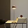 Oligo Grace Lampe de table LED aluminium brossé - produit en situation
