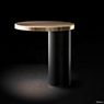 Oluce Cylinda Lampe de table LED noir mat/doré - produit en situation