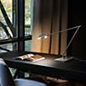 Panzeri Jackie Lampada da tavolo LED titanio - immagine di applicazione