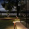 Panzeri Venexia Outdoor, luz de pedestal LED madera/latón - ejemplo de uso previsto