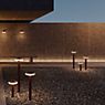 Panzeri Venexia Outdoor, luz de pedestal LED madera/latón - ejemplo de uso previsto