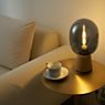 Pauleen Mystical Gleam, lámpara de sobremesa madera/vidrio ahumado - ejemplo de uso previsto