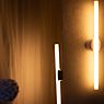 Tala Kilter Lampada da parete grigio scuro - 64 cm - 2.700 K - immagine di applicazione