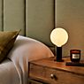 Tala Knuckle Sphere Lampe de table chêne - produit en situation