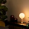 Tala Knuckle Sphere Lampe de table chêne - produit en situation