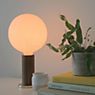 Tala Knuckle Sphere, lámpara de sobremesa roble - ejemplo de uso previsto