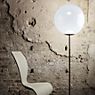 Tom Dixon Opal Lampadaire LED commutable - produit en situation