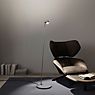Top Light Puk! 80 Avantgarde, lámpara de pie LED negro-madera/cromo - lente cristalina - ejemplo de uso previsto