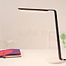 Tunto Swan Lampe de table LED chêne - avec station de recharge QI - produit en situation