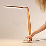 Tunto Swan Lampe de table LED chêne - avec station de recharge QI - produit en situation