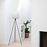 Umage Aluvia Tripod Lampadaire blanc/noir - produit en situation