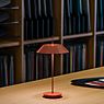 Vibia Mayfair Mini 5495 Lampe rechargeable LED rouge - produit en situation
